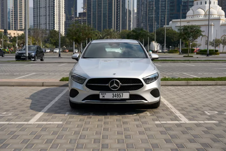 Abu Dabi'de kiralık Mercedes A180 (Gri), 2023