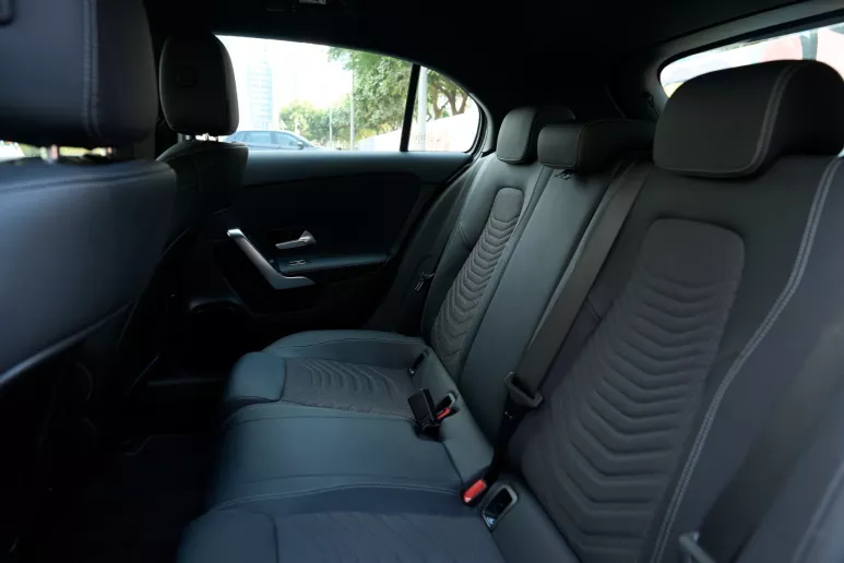 Abu Dabi'de kiralık Mercedes A180 (Gri), 2023