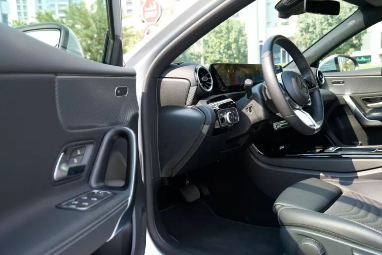Abu Dabi'de kiralık Mercedes A180 (Gri), 2023