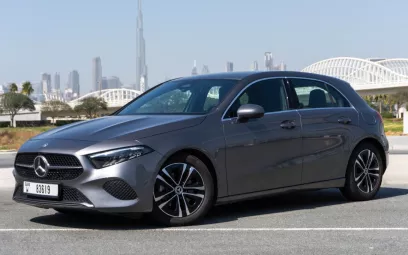 Alquile Mercedes A180 (Gris), 2023 en Dub&aacute;i