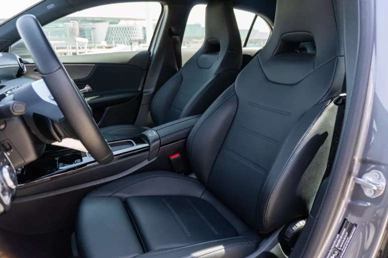 Mercedes A180 (Gris), 2023 para alquiler en Abu Dhabi