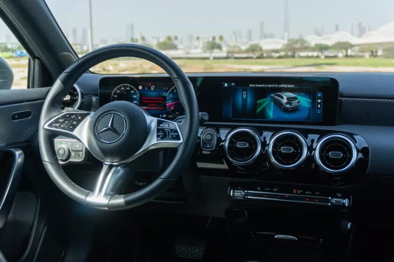 Mercedes A180 (Gris), 2023 para alquiler en Abu Dhabi