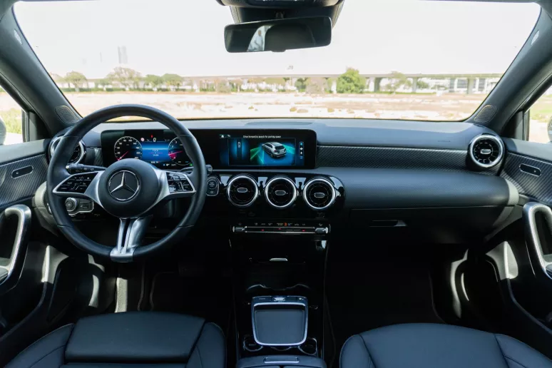 Mercedes A180 (Gris), 2023 para alquiler en Abu Dhabi