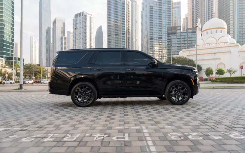 Chevrolet Tahoe (Negro), 2025 para alquiler en Dub&aacute;i