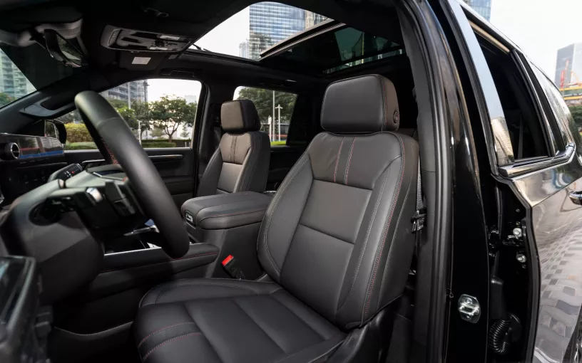 Chevrolet Tahoe (Negro), 2025 para alquiler en Dub&aacute;i