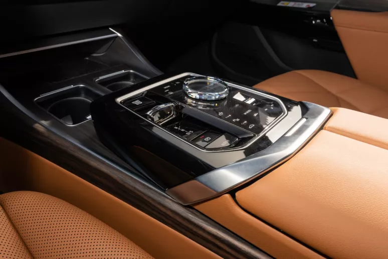 Dubai'de kiralık BMW 735i (Beyaz), 2025