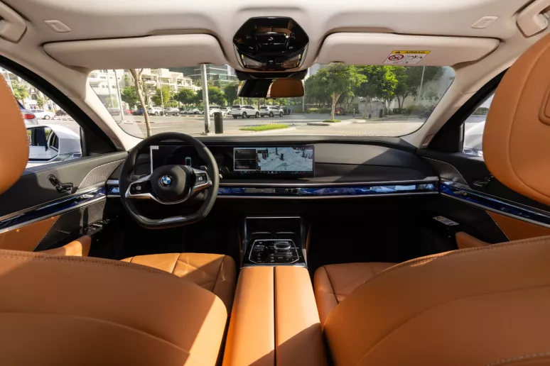 Dubai'de kiralık BMW 735i (Beyaz), 2025