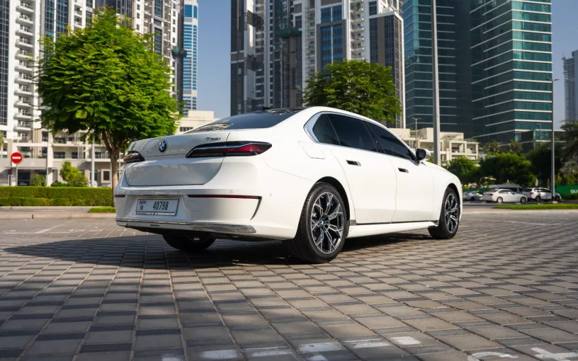 Dubai'de kiralık BMW 735i (Beyaz), 2025
