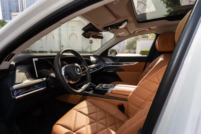 Dubai'de kiralık BMW 735i (Beyaz), 2025