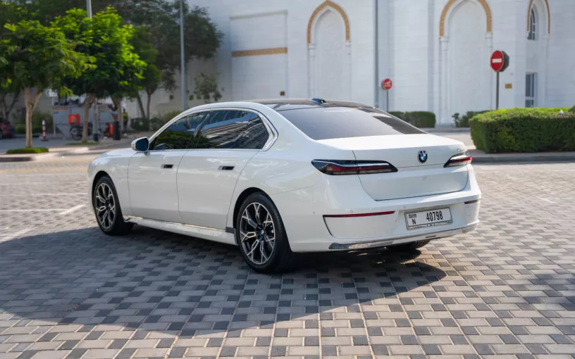 Dubai'de kiralık BMW 735i (Beyaz), 2025