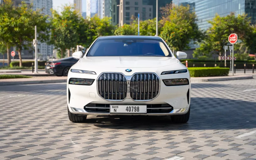 Dubai'de kiralık BMW 735i (Beyaz), 2025