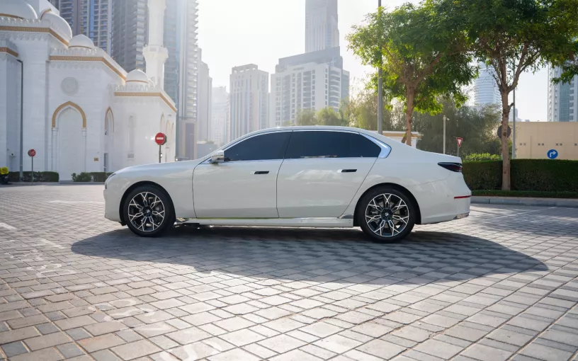 Dubai'de kiralık BMW 735i (Beyaz), 2025