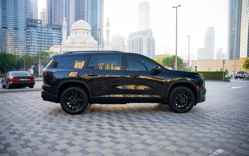 Chevrolet Traverse (Negro), 2025 para alquiler en Dub&aacute;i
