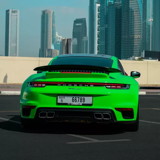 Porsche 911 Carrera Cabrio (Verde), 2021 para alquiler en Dub&aacute;i