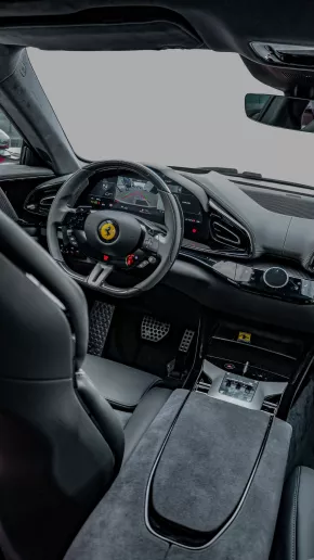 在阿布扎比 租 Ferrari Purosangue (红色), 2025