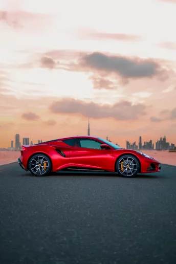 在迪拜 租 Lotus Emira (红色), 2023