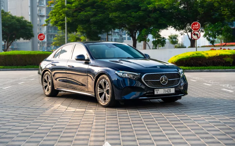 在阿布扎比 租 梅赛德斯 E200 (蓝色), 2025