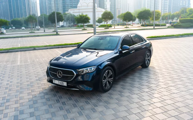 在阿布扎比 租 梅赛德斯 E200 (蓝色), 2025