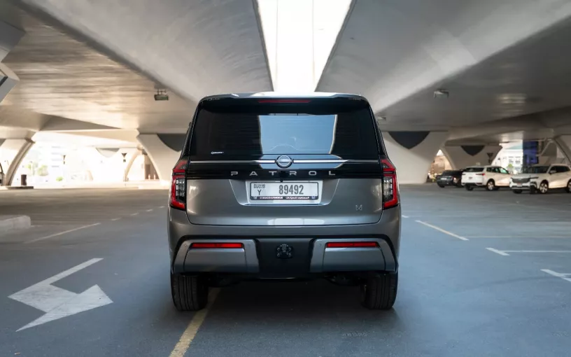在哈伊马角租车 租 日产巡逻队 Platinum V6 (灰色), 2026