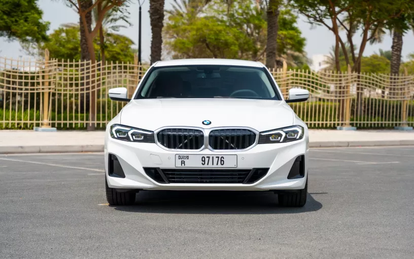 Şarika'de kiralık BMW 318i (Beyaz), 2025