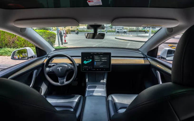 在迪拜 租 特斯拉 Model Y 长续航里程 (白色), 2022