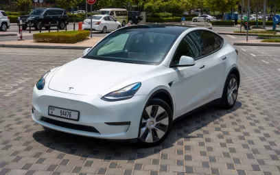 Tesla Model Y Long Range (Blanc), 2022 &agrave; louer &agrave; Duba&iuml;
