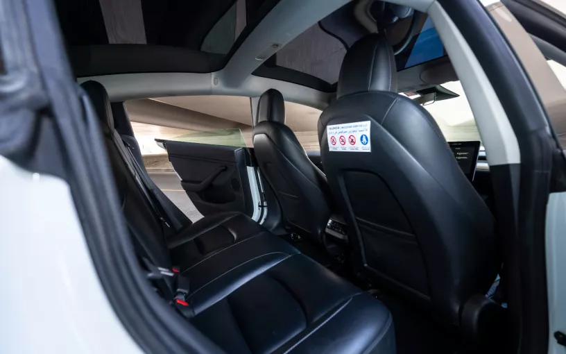在迪拜 租 特斯拉 Model Y 长续航里程 (白色), 2022