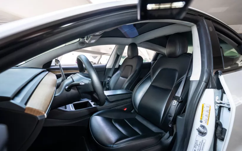 在迪拜 租 特斯拉 Model Y 长续航里程 (白色), 2022