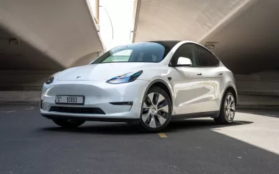 Tesla Model Y Long Range (Blanc), 2022 &agrave; louer &agrave; Duba&iuml;
