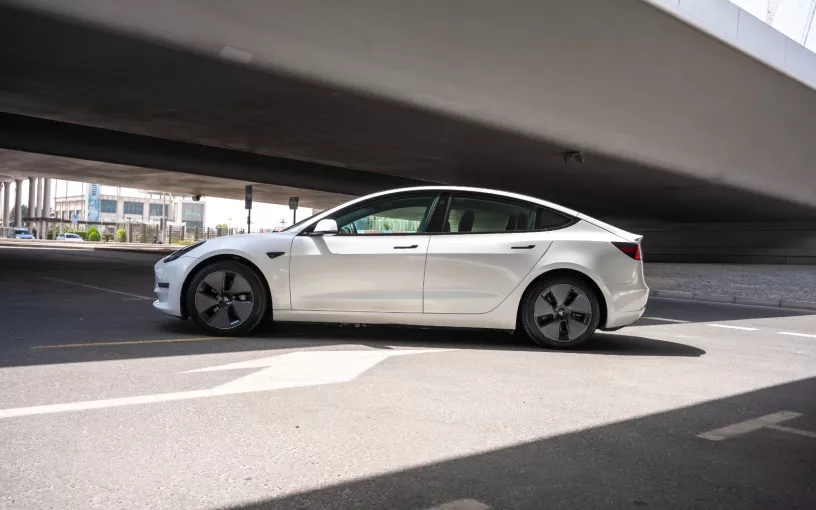 在迪拜 租 特斯拉 Model Y 长续航里程 (白色), 2022