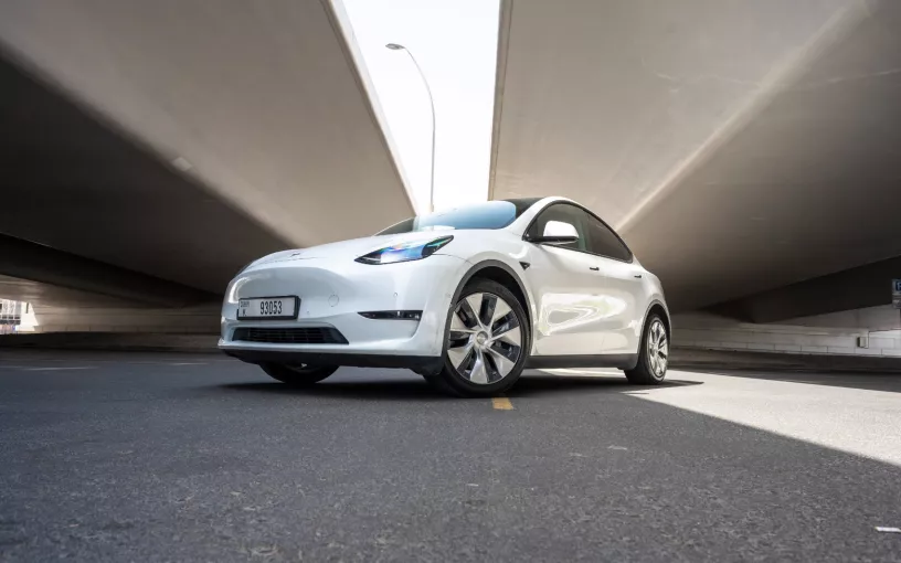 在迪拜 租 特斯拉 Model Y 长续航里程 (白色), 2022