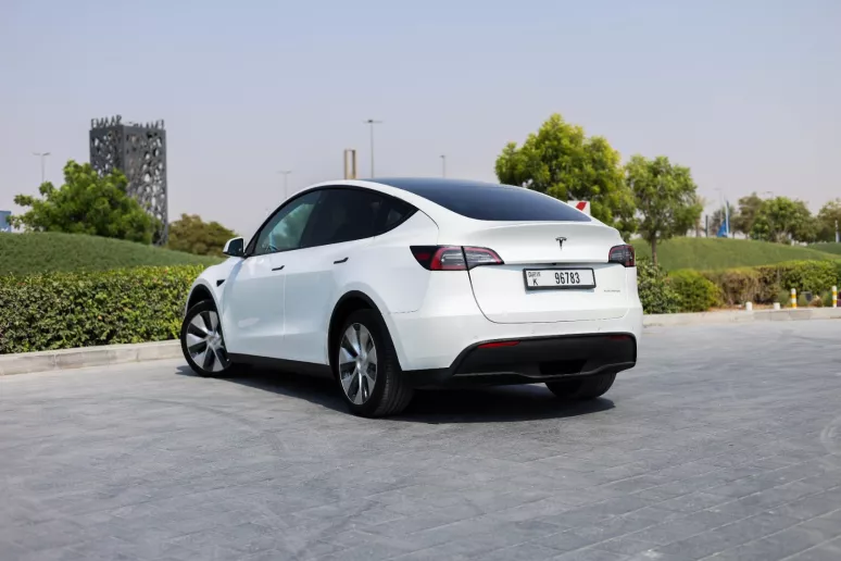 Tesla Model Y Long Range (Белый), 2022 - предложения по лизингу в Шарджа