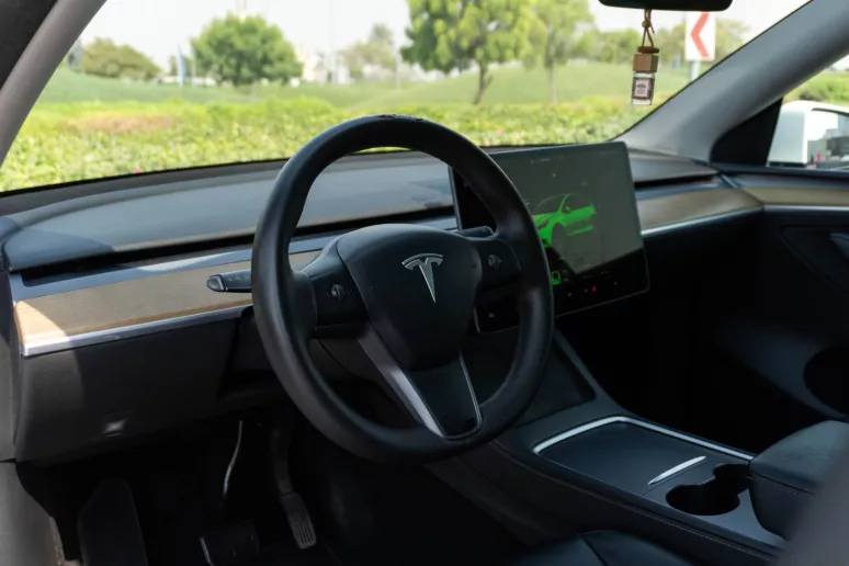 Tesla Model Y Long Range (Белый), 2022 - предложения по лизингу в Шарджа
