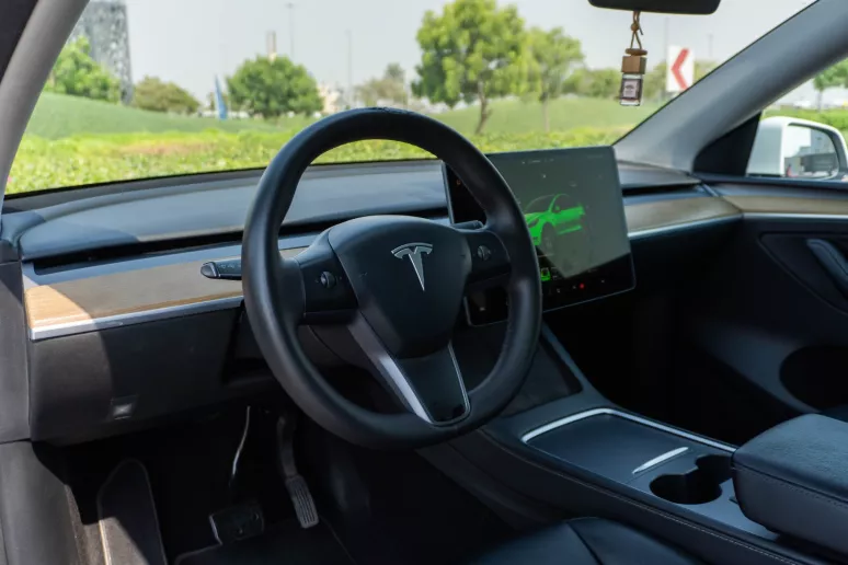 Tesla Model Y Long Range (Белый), 2022 - предложения по лизингу в Шарджа