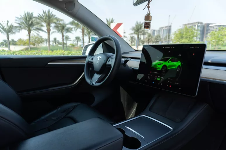 Tesla Model Y Long Range (Белый), 2022 - предложения по лизингу в Шарджа