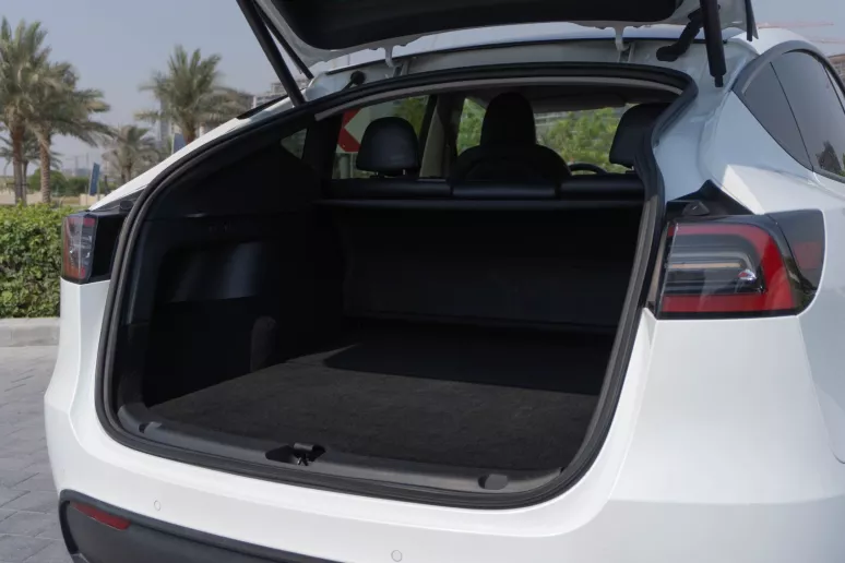 Tesla Model Y Long Range (Белый), 2022 - предложения по лизингу в Шарджа