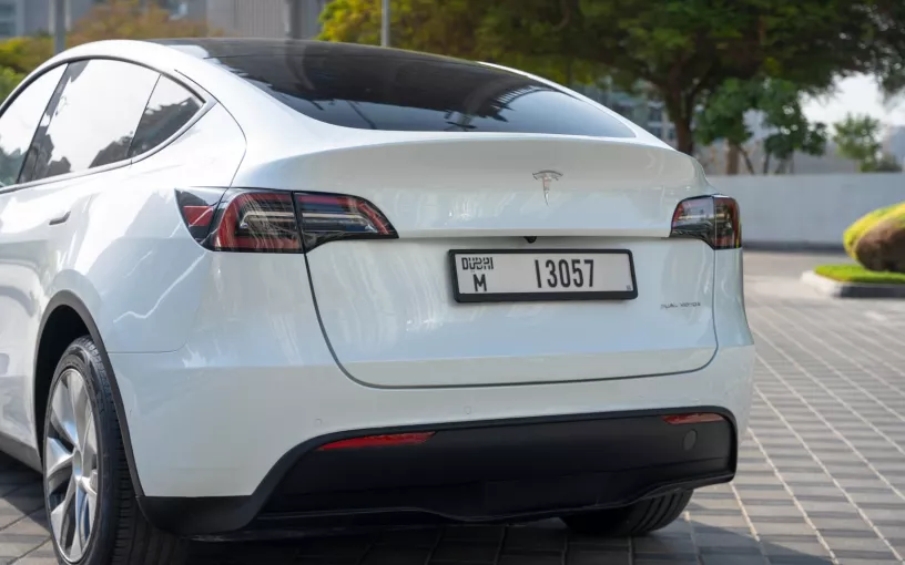 Tesla Model Y Long Range (Bianca), 2022 in affitto a Sharjah