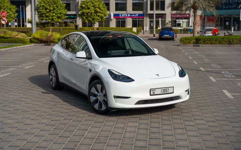 Tesla Model Y Long Range (Bianca), 2022 in affitto a Sharjah