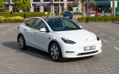 Tesla Model Y Long Range (Bianca), 2022 in affitto a Sharjah