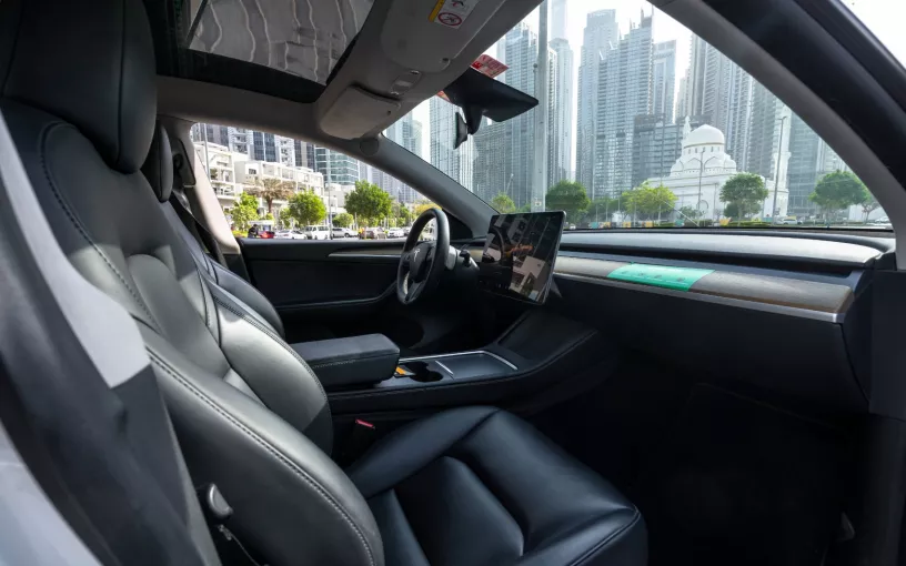 Tesla Model Y Long Range (Bianca), 2022 in affitto a Sharjah