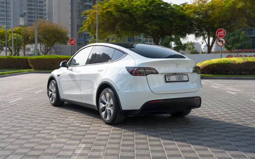 Tesla Model Y Long Range (Bianca), 2022 in affitto a Sharjah