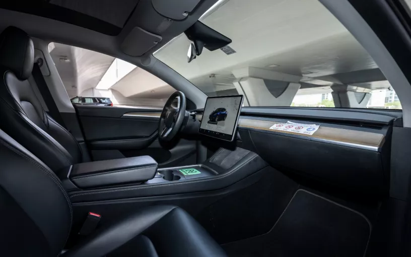 Tesla Model Y Long Range (Wit), 2023 te huur in Ras Al Khaimah