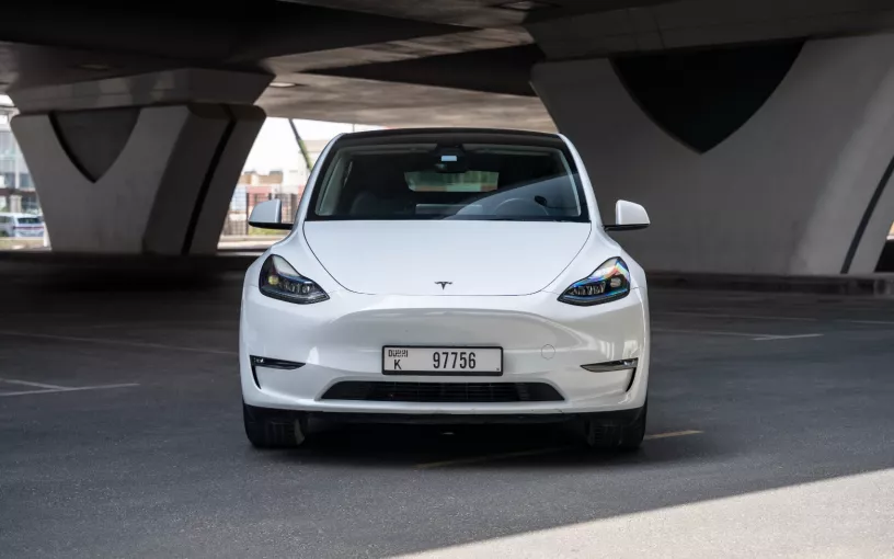 Tesla Model Y Long Range (Wit), 2023 te huur in Ras Al Khaimah
