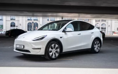 Tesla Model Y Long Range (Blanc), 2023 &agrave; louer &agrave; Duba&iuml;
