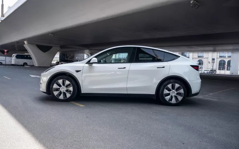 Tesla Model Y Long Range (Wit), 2023 te huur in Ras Al Khaimah