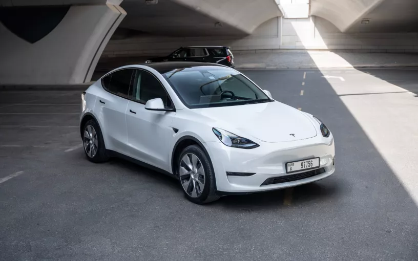 Tesla Model Y Long Range (Wit), 2023 te huur in Ras Al Khaimah