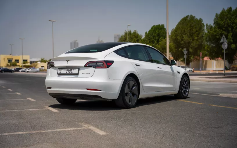 Tesla Model 3 (Blanc), 2023 &agrave; louer &agrave; Abu Dhabi