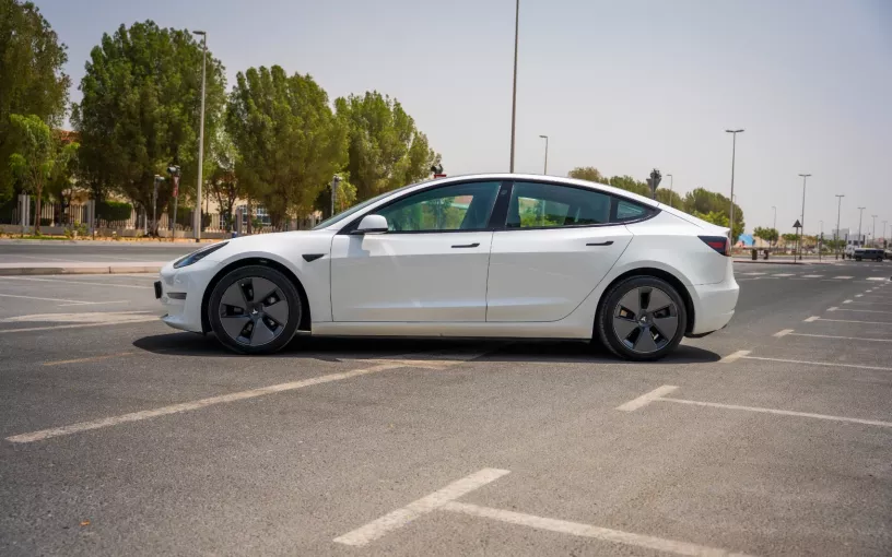 Tesla Model 3 (Blanc), 2023 &agrave; louer &agrave; Abu Dhabi