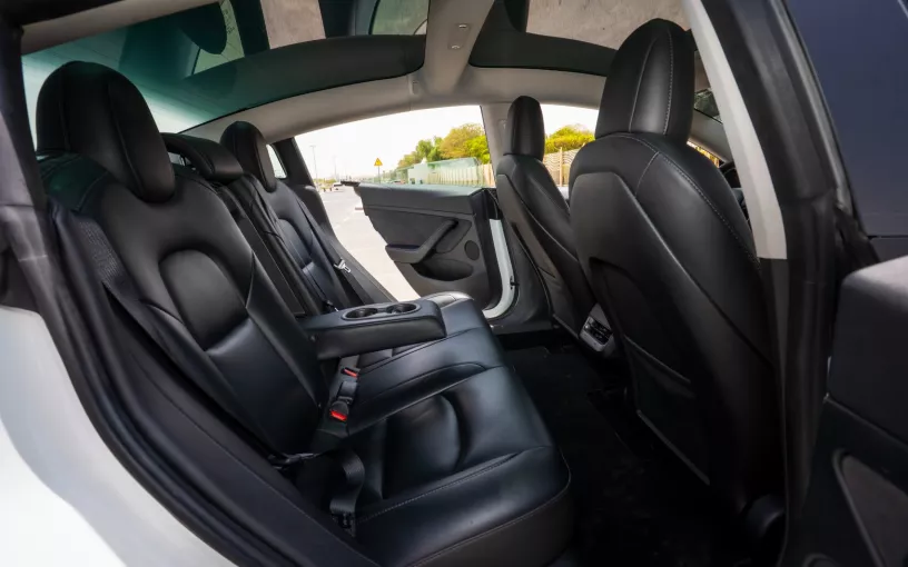 Tesla Model 3 (Blanc), 2023 &agrave; louer &agrave; Abu Dhabi