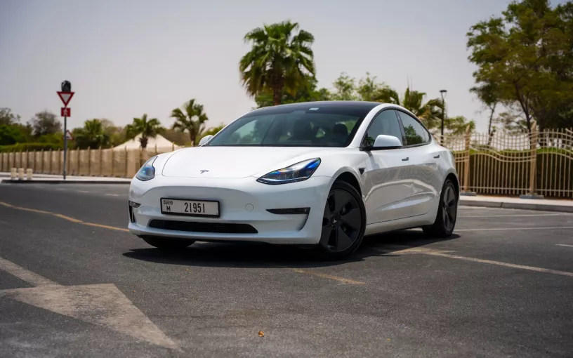 Tesla Model 3 (Blanc), 2023 &agrave; louer &agrave; Abu Dhabi